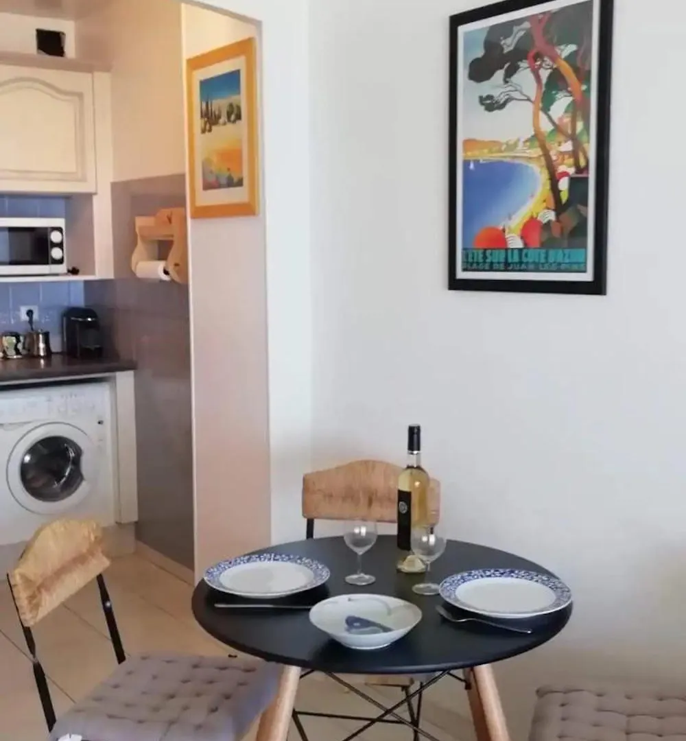 Studio Terrasse Face A La Plage Juan Les Pins Antibes 0*,  France